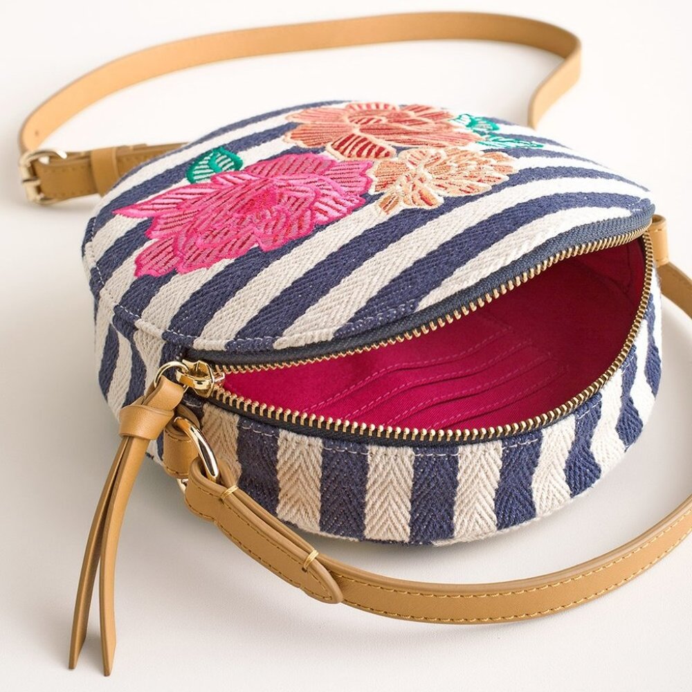🆕🏷️Striped Floral-Embroidered Crossbody Bag 🌸🎀